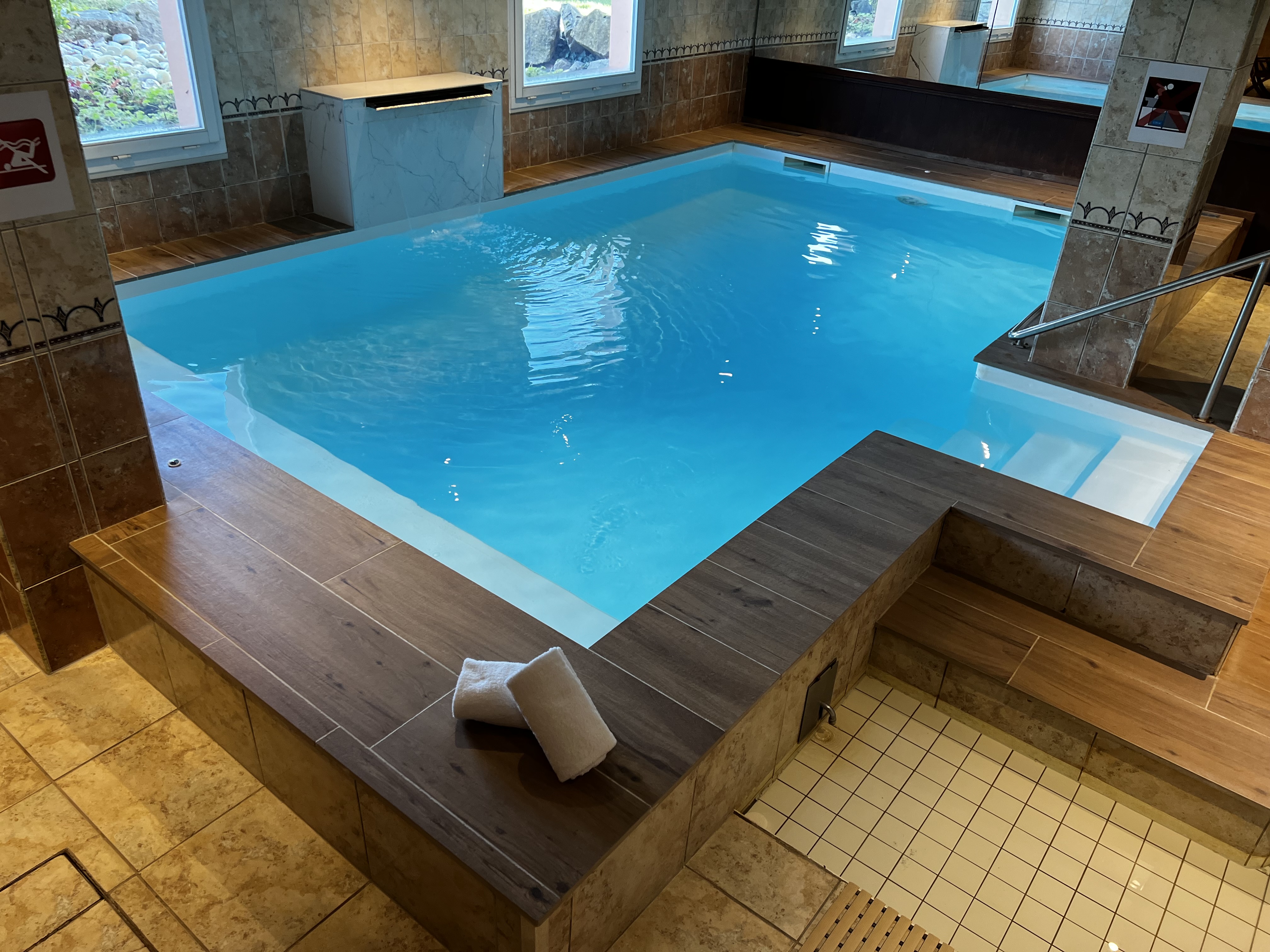 Une agrable piscine couverte et chauffe un sauna  ainsi qu'une salle de sports sont  votre disposition au sous-sol de l'htel.